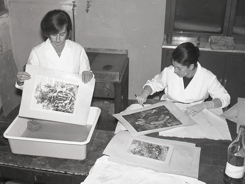 Foto storica tratta dalla Fototeca ICPAL con due restauratrici al lavoro